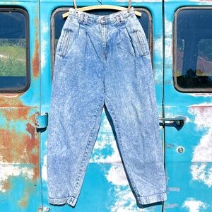 80s 90s Levi’s trendy acid wash pleated jeans w/ high waist